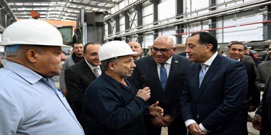 رئيس الوزراء يجري حوارا وديا مع العاملين بمصنع «سيماف» حول خطط التطوير الجديدة - تواصل نيوز