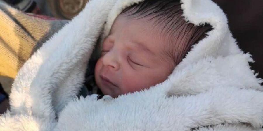 محافظ أسوان يهنئ أسرة الطفلة بيان أول مولودة فى مصر مع بداية 2026 - تواصل نيوز