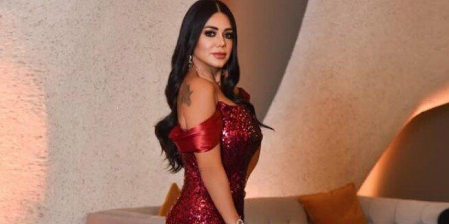 «بفستان أحمر وتاتو على الكتف».. كيف تصدرت رانيا يوسف التريند في بداية 2026؟ - تواصل نيوز