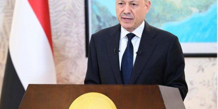 العليمي يشدد على الالتزام الصارم بأهداف عملية استلام المعسكرات سلمياً - تواصل نيوز