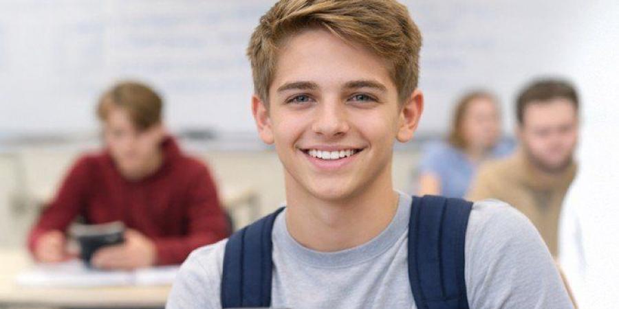 كاليفورنيا تُشدّد القيود على الهواتف الذكية وتمنع استخدامها بالمدارس اعتباراً من 2026 - تواصل نيوز