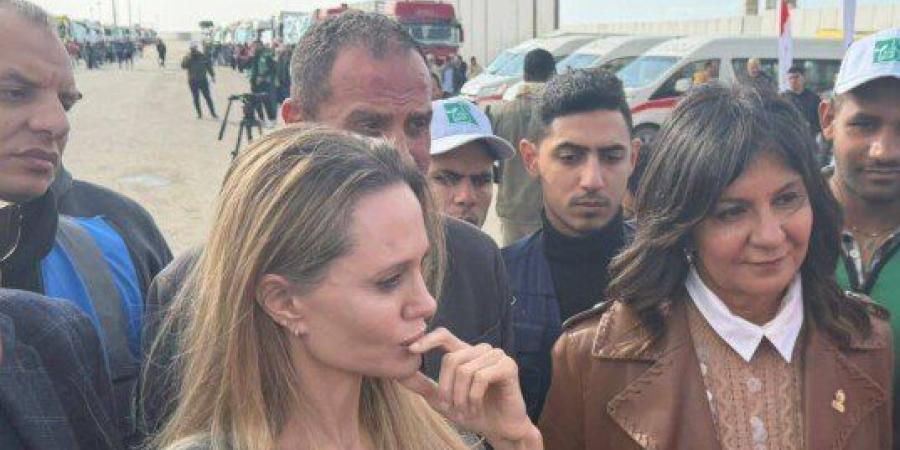 وصول النجمة العالمية أنجلينا جولي ووفد الخارجية الأمريكية إلى معبر رفح - تواصل نيوز