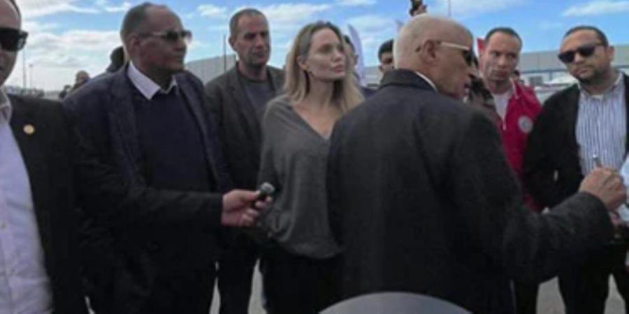 محافظ شمال سيناء يستقبل أنجلينا جولي ويتفقدان معبر رفح (صور) - تواصل نيوز