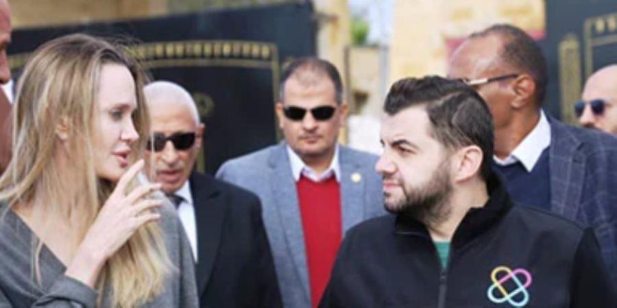 من امام معبر رفح.. أنجلينا جولى تعلن تضامنها الكامل مع الشعب الفلسطينى.. فيديو وصور - تواصل نيوز