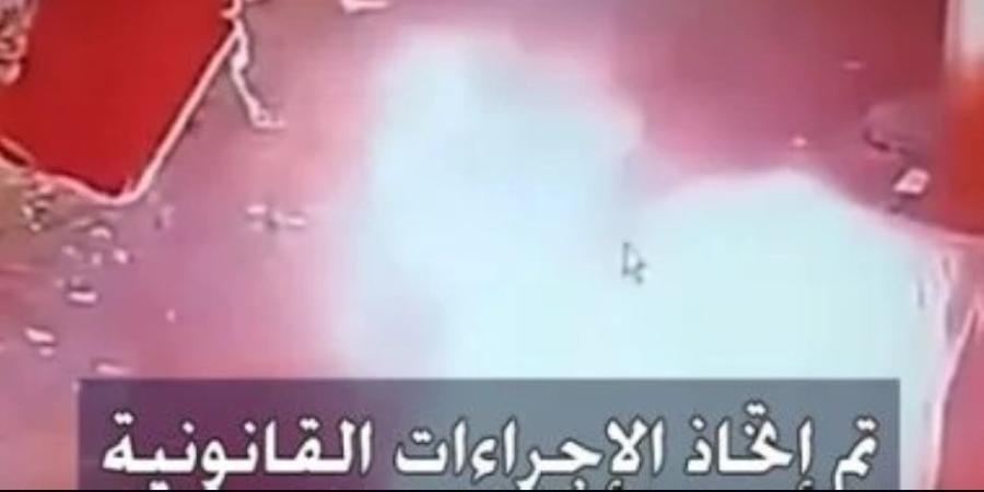 تم القبض علي المتهم .. شاهد لحظة إشعال مواطن النار في توك توك بسوهاج - تواصل نيوز