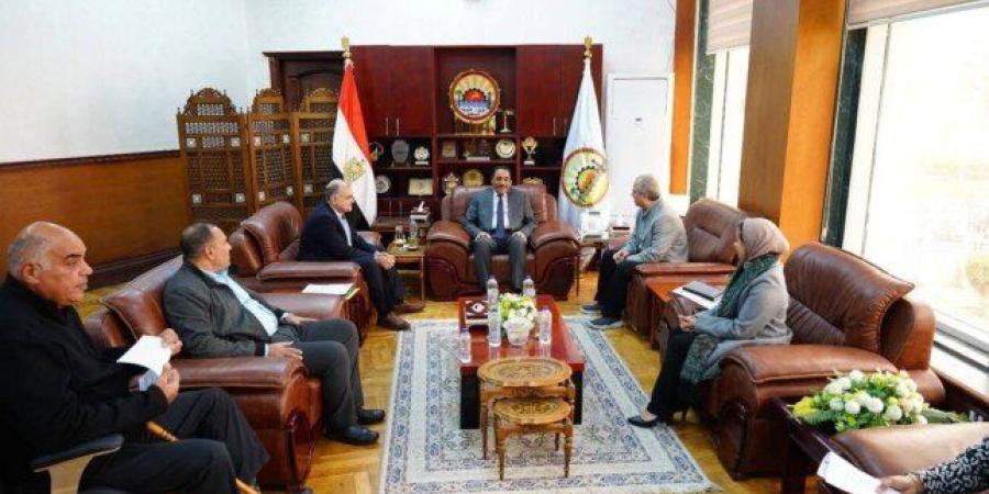 محافظ مطروح يجتمع بلجنة الحفاظ على التراث المعماري لحصر المباني ذات الطراز المتميز - تواصل نيوز