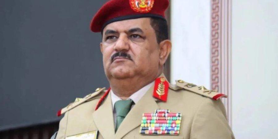 إعفاء وزير الدفاع اليمني من منصبه وإحالته إلى التقاعد - تواصل نيوز