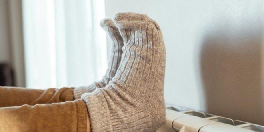 لماذا نشعر ببرودة اليدين والقدمين؟ بين الأسباب الطبيعية والمؤشرات المرضية - تواصل نيوز