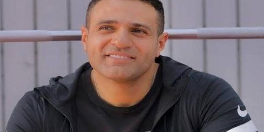 يوجد منها 30 نسخة في العالم فقط.. محمد نور يحصل على ساعة نادرة بكسوة الروضة الشريفة - تواصل نيوز