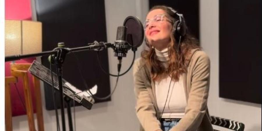 «ما أحلاكي».. شام الذهبي تثير تفاعل جمهورها بأولى تجاربها الغنائية «Fly Me to the Moon» - تواصل نيوز