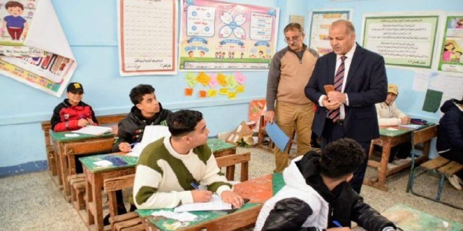 مدير تعليم بورسعيد يتفقد لجان امتحانات اللغة الإنجليزية فى ثانى أيام الشهادة الإعدادية - تواصل نيوز