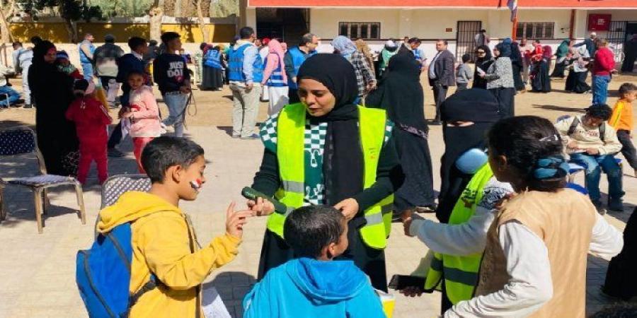 جامعة قنا تنظم قافلة طبية شاملة بقرية جراجوس بقوص لعلاج 726 حالة مجانًا - تواصل نيوز