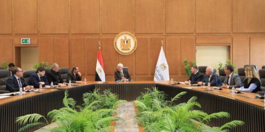 توقيع اتفاقية بين معهدي العلوم المالية والإدارية بسوهاج وسانت بطرسبرغ بروسيا - تواصل نيوز