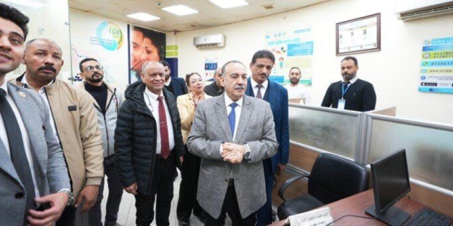 محافظ أسيوط يتفقد مركز خدمات مياه الشرب بغرب العاصمة ويشيد بمشروعات التوعية والرقمنة - تواصل نيوز