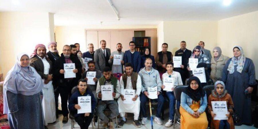 نائب محافظ مطروح يُسلم 15 عقد عمل لـ "ذوي الهمم" بالقطاع الخاص لتعزيز التمكين الاقتصادي - تواصل نيوز