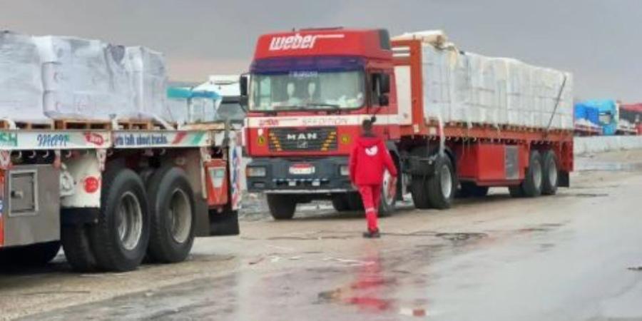 مد غزة بـ233 ألف سلة غذائية و18 ألف بطانية ضمن قافلة زاد العزة الـ 119 - تواصل نيوز