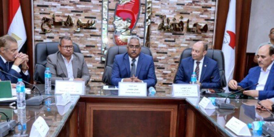 نائب محافظ سوهاج يبحث التوسع في مشروعات توصيل الغاز الطبيعي - تواصل نيوز
