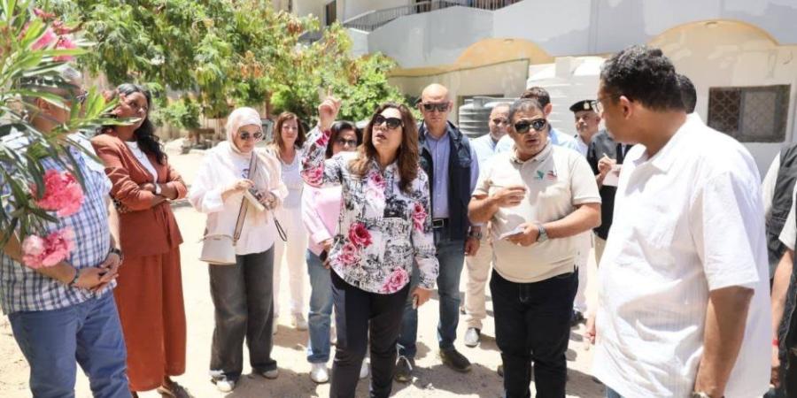 وزيرة التنمية المحلية والبيئة ومحافظ البحر الأحمر يتفقدان الأنشطة السياحية والبيئية بمحميات المحافظة - تواصل نيوز