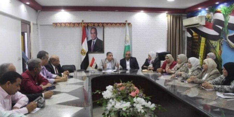 مدير تعليم الجيزة يترأس غرفة العمليات لمتابعة امتحانات الشهادة الإعدادية 2025-2026 - تواصل نيوز