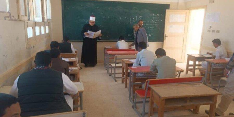 9 لجان تستقبل طلاب الثانوية الأزهرية بمطروح في أول أيام الامتحانات - تواصل نيوز