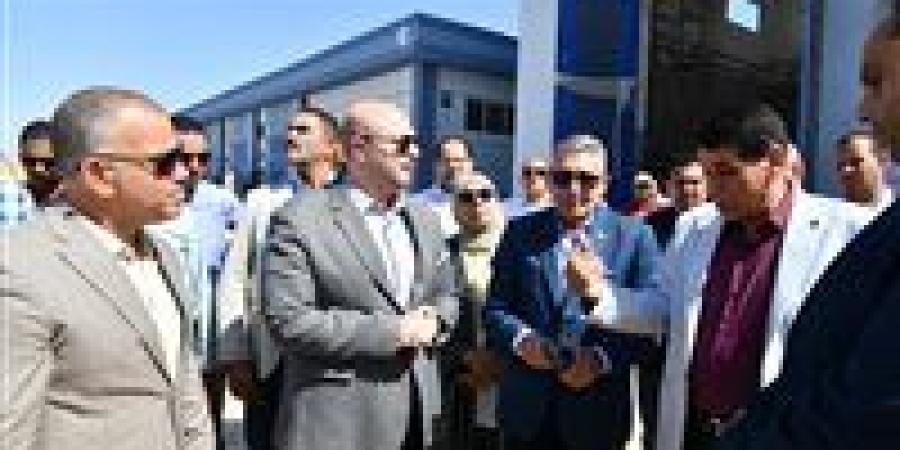 محافظ الفيوم يتابع ميدانياً تشغيل توسعات محطة العزب للمياه ويتفقد سيارات الصرف الصحي الجديدة - تواصل نيوز
