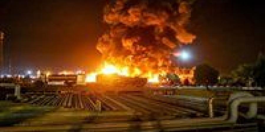 عاجل|الجيش الإسرائيلي يعلن قصف مجمع بتروكيماويات في بندر ماهشهر بإيران - تواصل نيوز