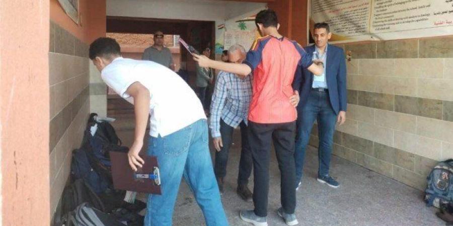 بعد رصد كاميرات داخل اللجان.. استبعاد رئيس لجنة امتحانات الشهادة الإعدادية ببنها - تواصل نيوز