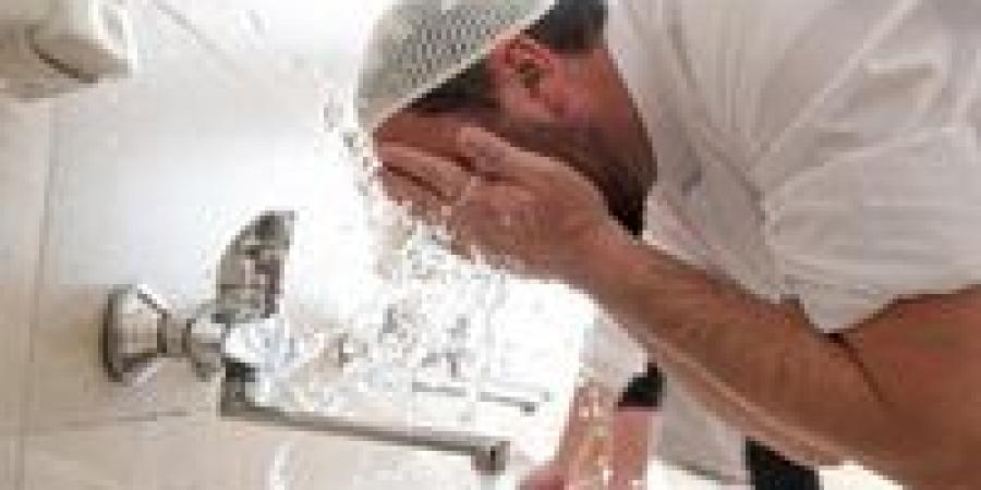 هل المسح على الشراب مع الشك في الطهارة يُبطل الصلاة؟.. أمين الفتوى يجيب - تواصل نيوز