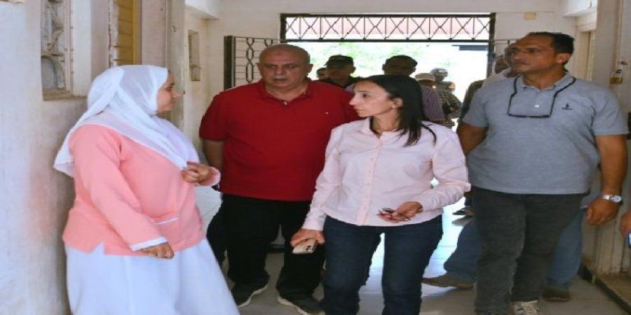 محافظ البحيرة تتفقد وحدة طب الأسرة بقرية حرارة وتلتقي عددًا من المواطنين بشوارع القرية - تواصل نيوز