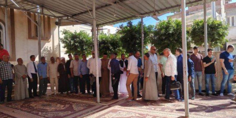 وصول منير مكرم إلى جنازة الفنان عبد العزيز مخيون - تواصل نيوز