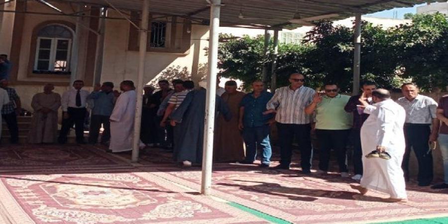 بدء توافد المعزين على سرادق عزاء الفنان عبد العزيز مخيون في البحيرة - تواصل نيوز