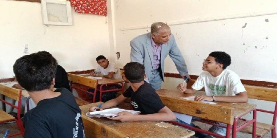 مدير «تعليم قنا» يتفقد امتحانات الإعدادية بالوقف ويشدد على منع اصطحاب الهواتف داخل اللجان - تواصل نيوز