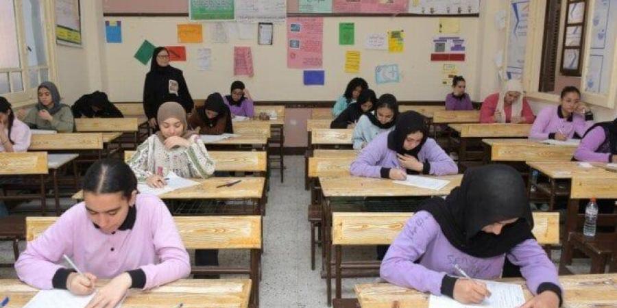 طلاب الشهادة الإعدادية 2026 في القاهرة والجيزة يؤدون امتحانات الدراسات والجبر - تواصل نيوز