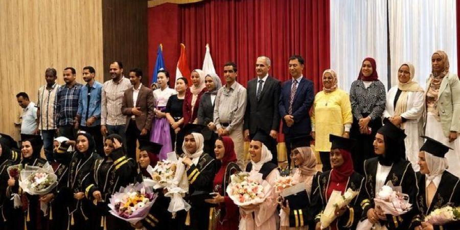 رئيس جامعة أسوان لخريجي الألسن: أنتم سفراء مصر في سوق العمل العالمي - تواصل نيوز