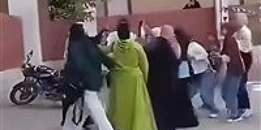 ولية أمر مش مدرسة .. الأمن يفحص فيديو الاعتداء على سيدة داخل مدرسة الشرقية - تواصل نيوز