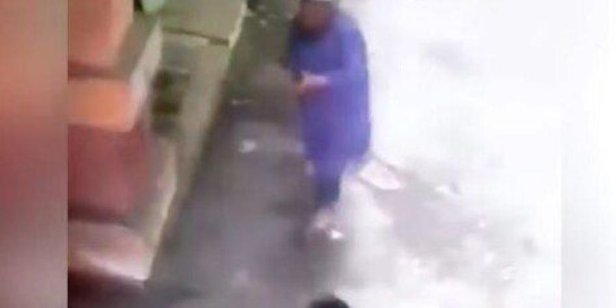 ضبط شاب لاعتدائه على والده بسلاح أبيض في الوراق - تواصل نيوز