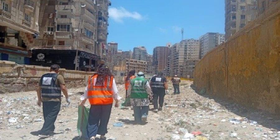 «خليك إيجابي» بالإسكندرية تنظم حملة توعية ونظافة لشريط ترام الرمل لتعزيز الوعي البيئي لدي المواطنين - تواصل نيوز