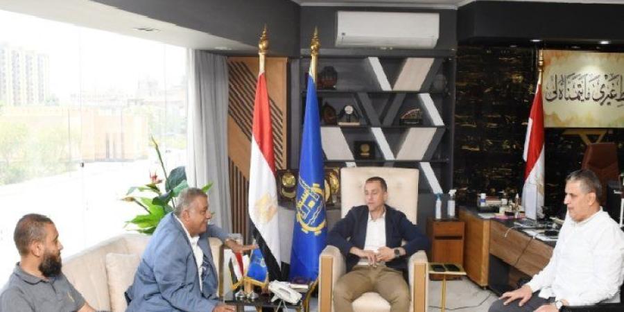 لاشين يستعرض مع مسؤولي مصنع أسمنت أسوان تنفيذ مشروع إنتاج الوقود البديل - تواصل نيوز
