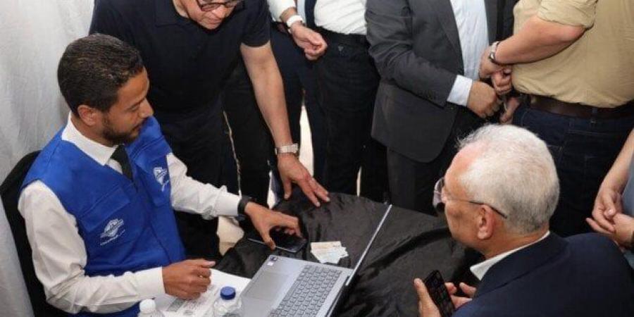 تقدم الصفوف وبدأ بنفسه.. رئيس جامعة المنيا أول المسجلين بـ «التأمين الشامل» بحضور وزير الصحة - تواصل نيوز