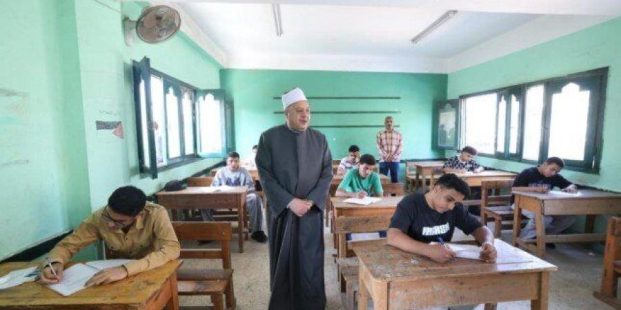 بين القوانين والمعادلات.. انطلاق امتحان الفيزياء لطلاب الثانوية الأزهرية 2026 - تواصل نيوز