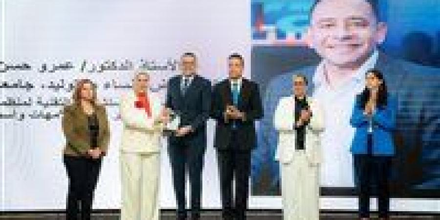 اللجنة الوطنية للقضاء على ختان الإناث تكرّم ا.د عمرو حسن تقديراً لإسهاماته في مكافحة ختان الإناث - تواصل نيوز