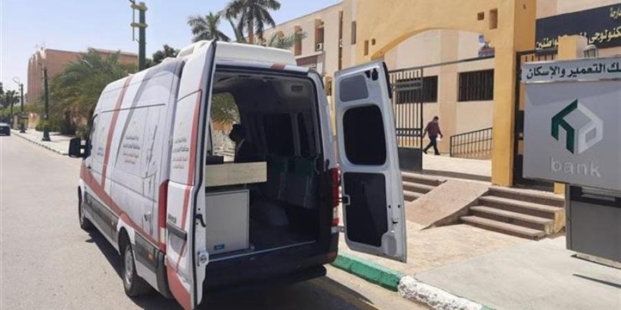 لتسهيل الخدمات، سيارة المركز التكنولوجي المتنقل تجوب أحياء وقرى الخارجة بالوادي الجديد - تواصل نيوز