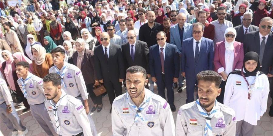 رئيس جامعة قنا يشهد مراسم تحية العلم في مستهل العام الجامعي الجديد (صور) - تواصل نيوز