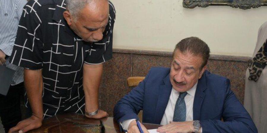 محافظ بورسعيد يتفقد مشروعات الطرق والمناطق السكنية ويُحيل موظفين للتحقيق ويستبعد عناصر بالإشغالات - تواصل نيوز
