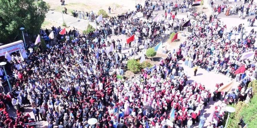 مشاركة حاشدة من الطلاب فى احتفالات العام الدراسي الجديد بجامعة سوهاج - تواصل نيوز