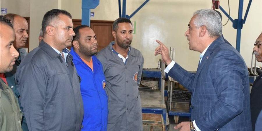 وزير الدولة للإنتاج الحربي يتفقد خطوط الإنتاج بشركة هليوبوليس للصناعات الكيماوية - تواصل نيوز