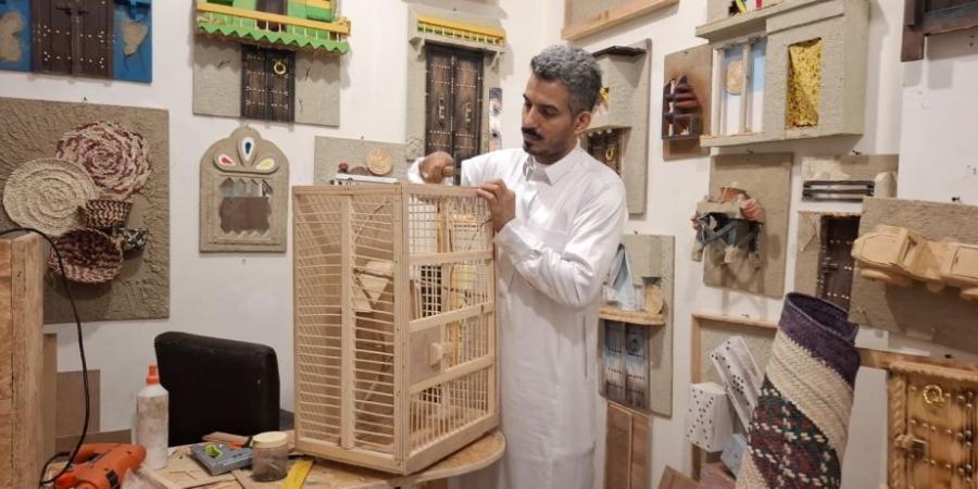 من البيت إلى سوق الحرفيين.. حرفي بالأحساء يحوّل الموروث إلى مشروع مهني - تواصل نيوز