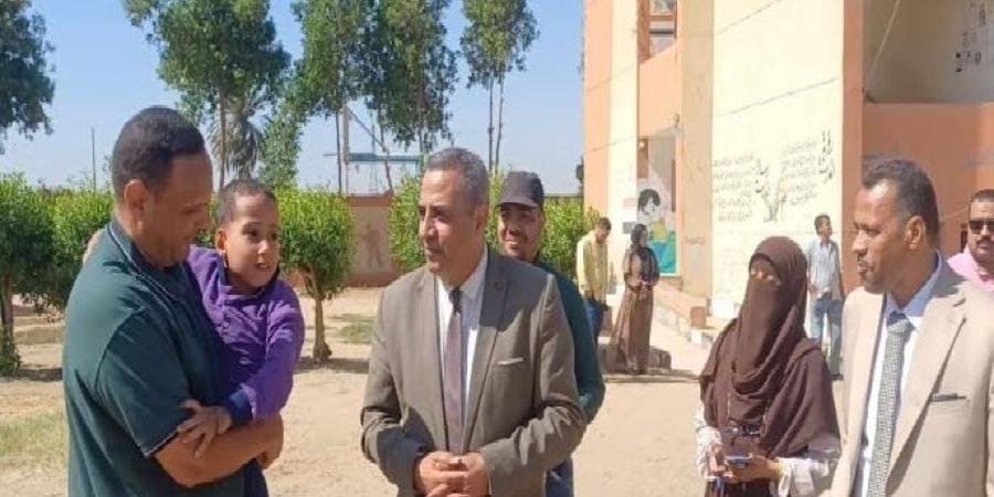 «خده في حضنه وجري بيه».. معلم يصنع فرحة تلميذ من ذوي الهمم في سباق بمدرسة اللطاسنة بأبوتشت شمال قنا - تواصل نيوز