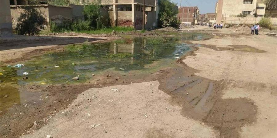 رغم بداية الدراسة بالشرقية، مياه الصرف تحاصر "فاقوس التجارية" وتعطل دخول الطلاب - تواصل نيوز