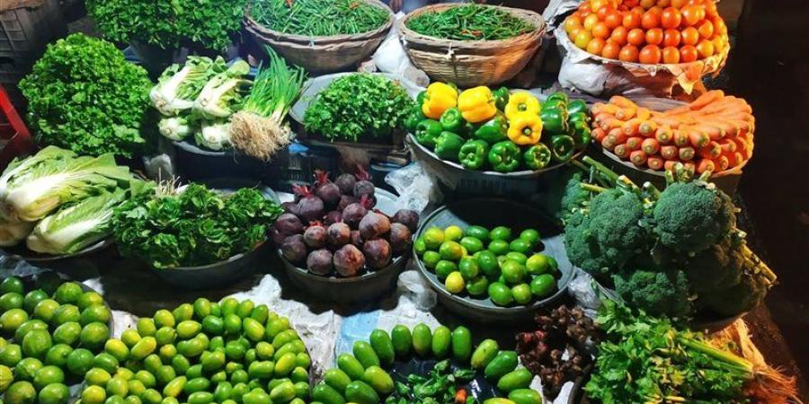 سعر الخضار اليوم، انخفاض الطماطم 4 جنيهات والجزر 5 وارتفاع الكوسة والفلفل ألوان - تواصل نيوز
